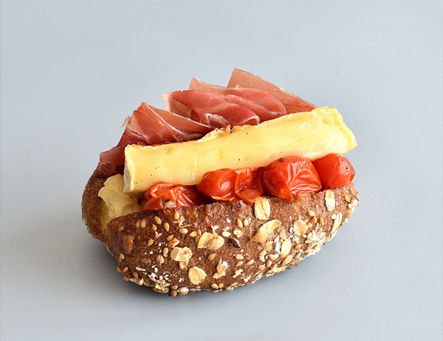 プロシュートとローストカマンベールドッグ